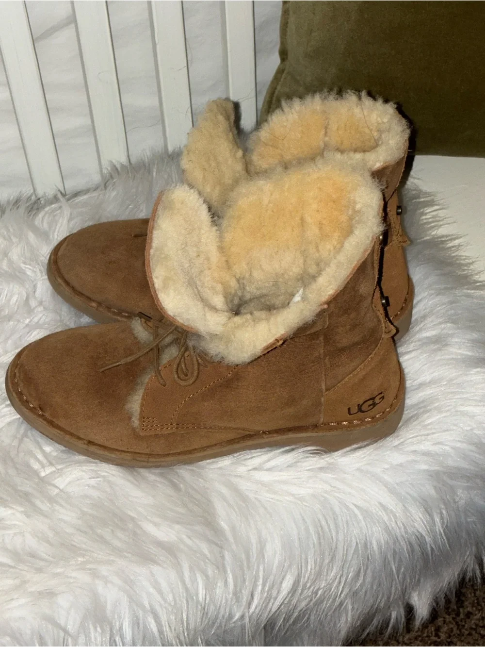 UGG Women’s Quincy Leather And Sheepskin Lace Up Boots Tan Size 6.5